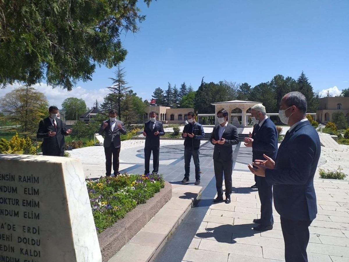 Yunus Emre vefatın 699&rsquo;&uuml;nc&uuml; yıl d&ouml;n&uuml;m&uuml;nde bu yıl sessizce mezarı başında anıldı