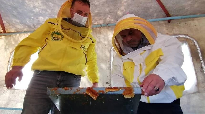 Metin Yavuz arıcı &ccedil;ift&ccedil;ileri ziyaret etti