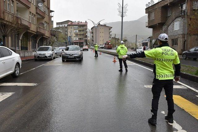 Trafik ekipleri maske dağıttı