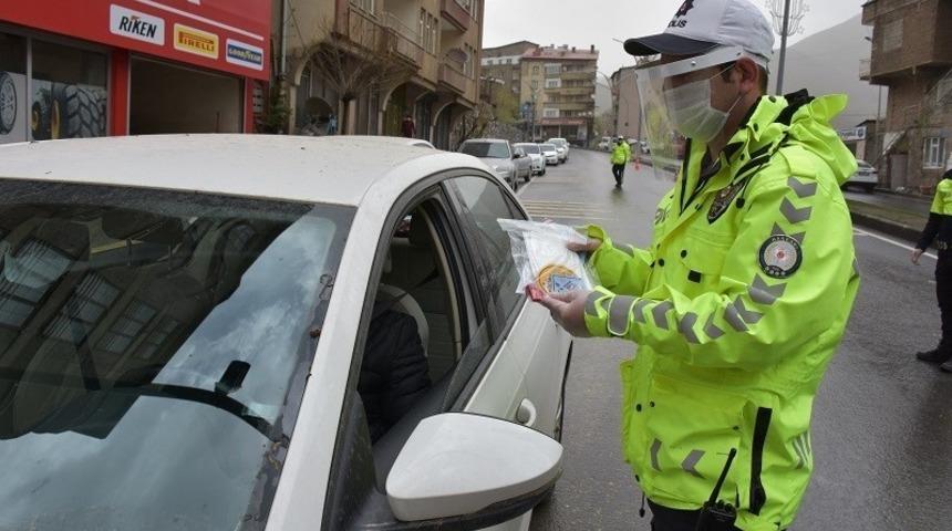 Trafik ekipleri maske dağıttı