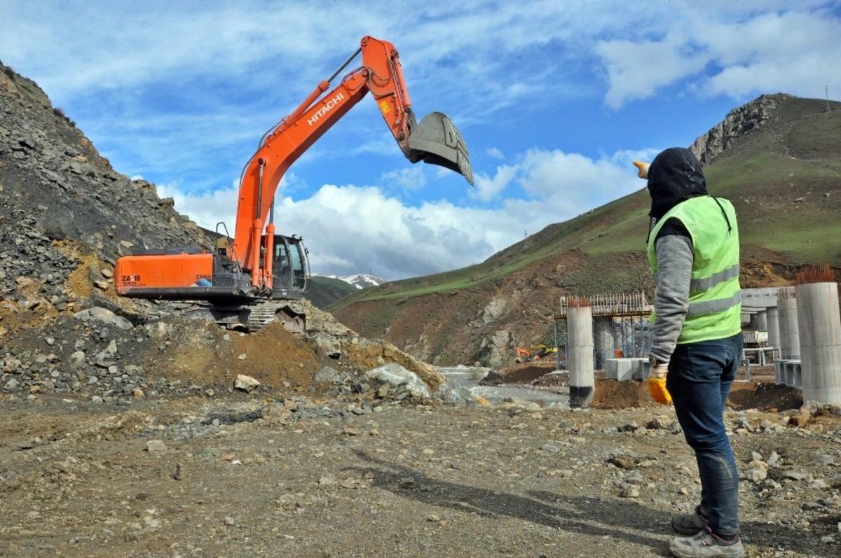Y&uuml;ksekova-Van karayolu heyelandan dolayı 5 g&uuml;nd&uuml;r kapalı