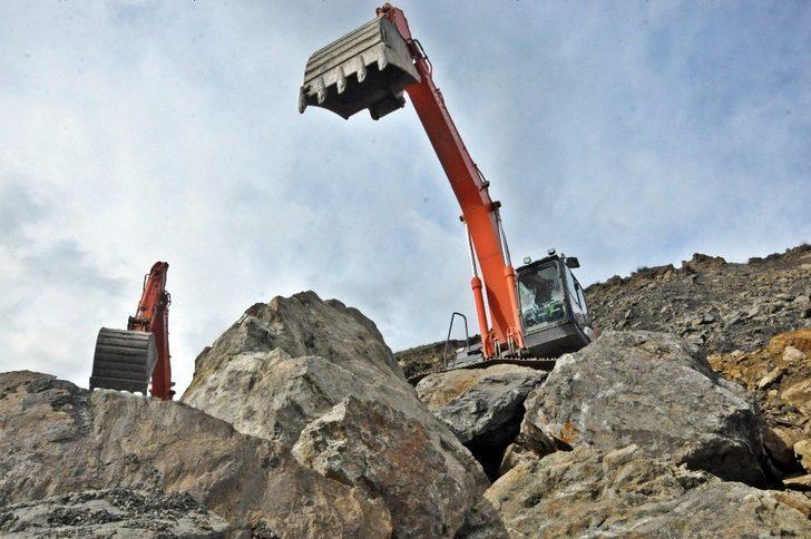 Yüksekova-Van karayolu heyelandan dolayı 5 gündür kapalı G2