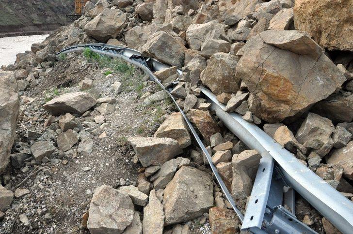 Yüksekova-Van karayolu heyelandan dolayı 5 gündür kapalı G3