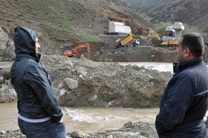 Yüksekova-Van karayolu heyelandan dolayı 5 gündür kapalı G4