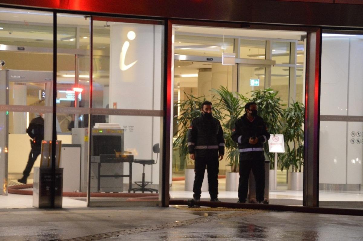 İstanbul'da gece yarısı korkutan AVM yangını