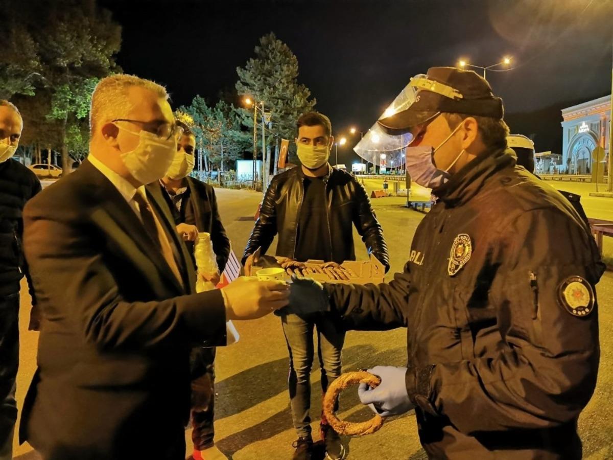 Ahlatcı&rsquo;dan g&uuml;venlik g&uuml;&ccedil;leri ve sağlık &ccedil;alışanlarına s&uuml;rpriz