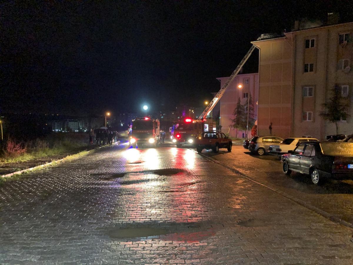 Apartmanın &ccedil;atısı yandı, 3 kişi dumandan etkilendi