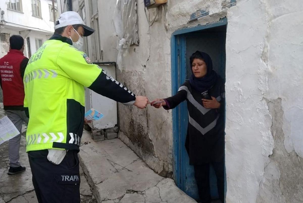 Bayburt&rsquo;ta trafik ekipleri vatandaşları evlerinde bilgilendiriyor