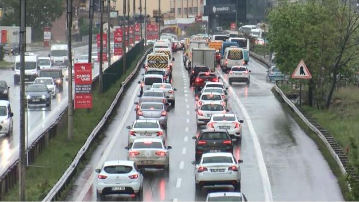 Pendik'te zincirleme kaza! 3 ara&ccedil; birbirine girdi