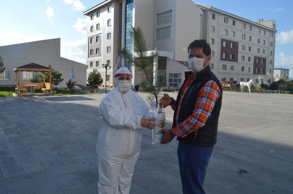 Karantina g&uuml;nleri anısına fidan diktiler