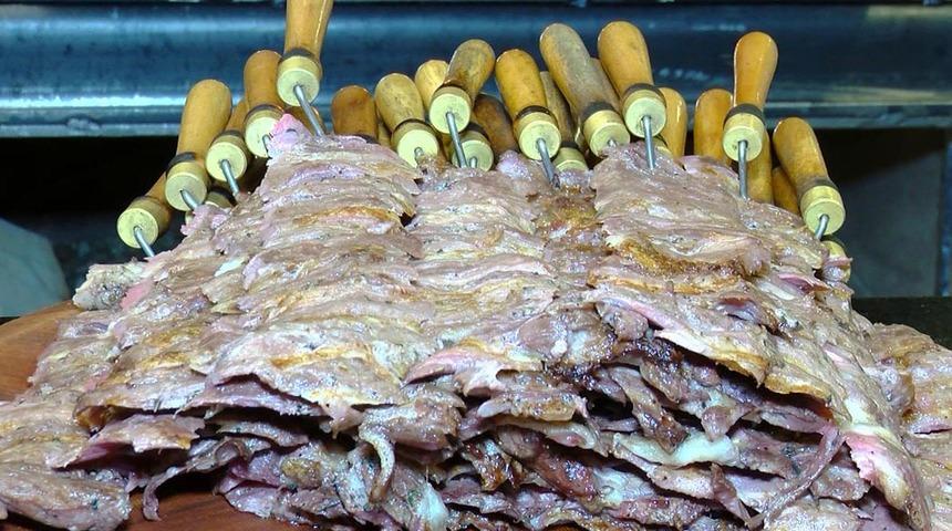 Cağ kebabı i&ccedil;in her g&uuml;n 200 kuzu kesiliyor! Peki cağ kebabı nasıl yapılır?