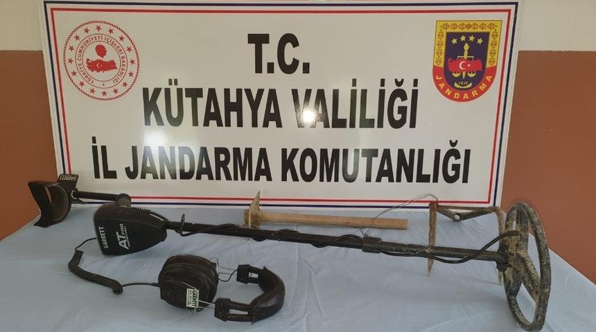 K&uuml;tahya&rsquo;da ka&ccedil;ak kazıya jandarmadan su&ccedil;&uuml;st&uuml;