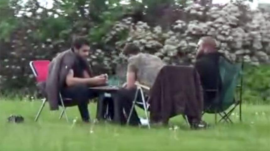 E-5&rsquo;in yanı başında piknik yapıp tavla oynadılar