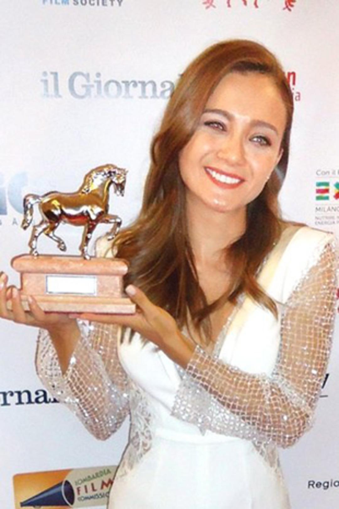 Damla S&ouml;nmez'e b&uuml;y&uuml;k onur