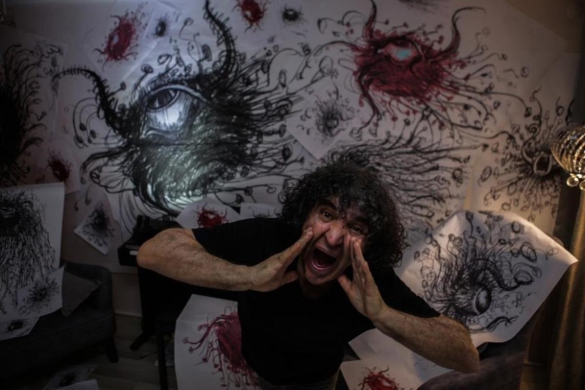 Profes&ouml;r sessiz &ccedil;ığlık atarak Covid-19&rsquo;a dikkat &ccedil;ekti