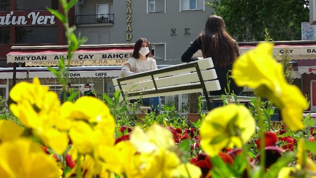 Koronavir&uuml;se karşı sosyal mesafeli bank &uuml;rettiler!