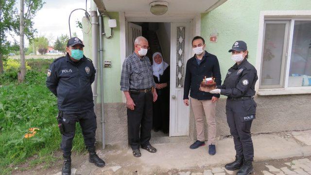 86 yaşındaki vatandaşa polisten doğum günü sürprizi