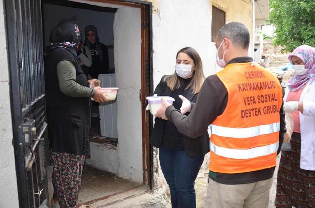 Kaymakam Demir, ihtiya&ccedil; sahibi ailelere sıcak yemek dağıttı