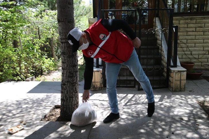 Gölbaşı Belediyesi tavuklarına yem isteyen Fatma teyzenin isteğini geri çevirmedi G1