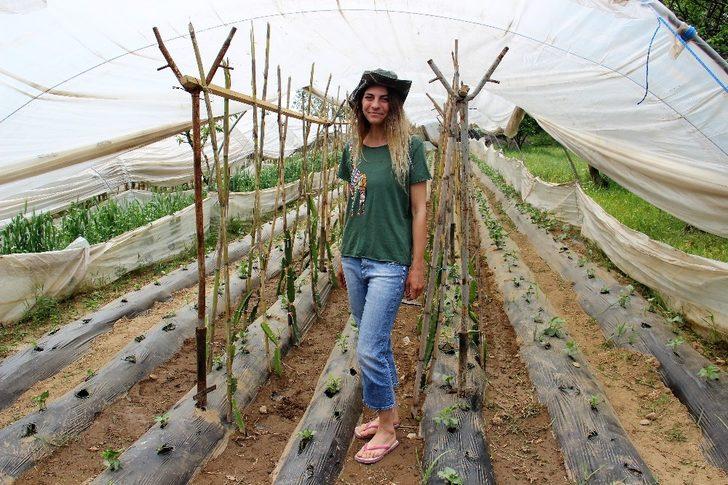 Büyükşehirden kaçıp döndüğü köyünde organik üretim yapıyor G3