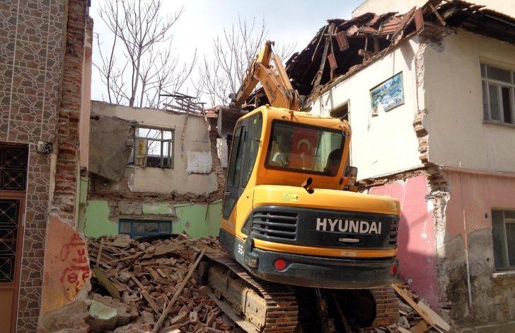 Osmangazi’de 2 katlı metruk bina yıkıldı G1