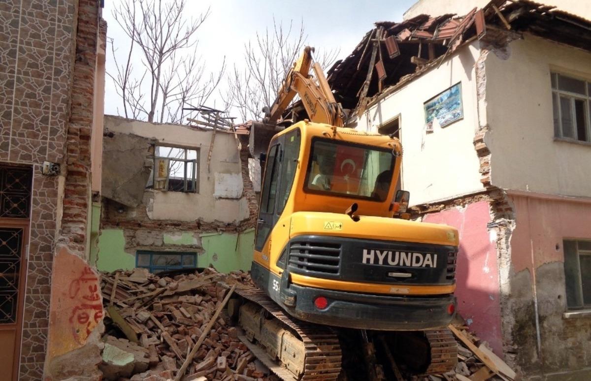 Osmangazi&rsquo;de 2 katlı metruk bina yıkıldı