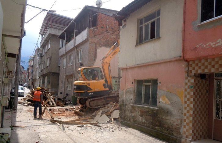 Osmangazi’de 2 katlı metruk bina yıkıldı G2