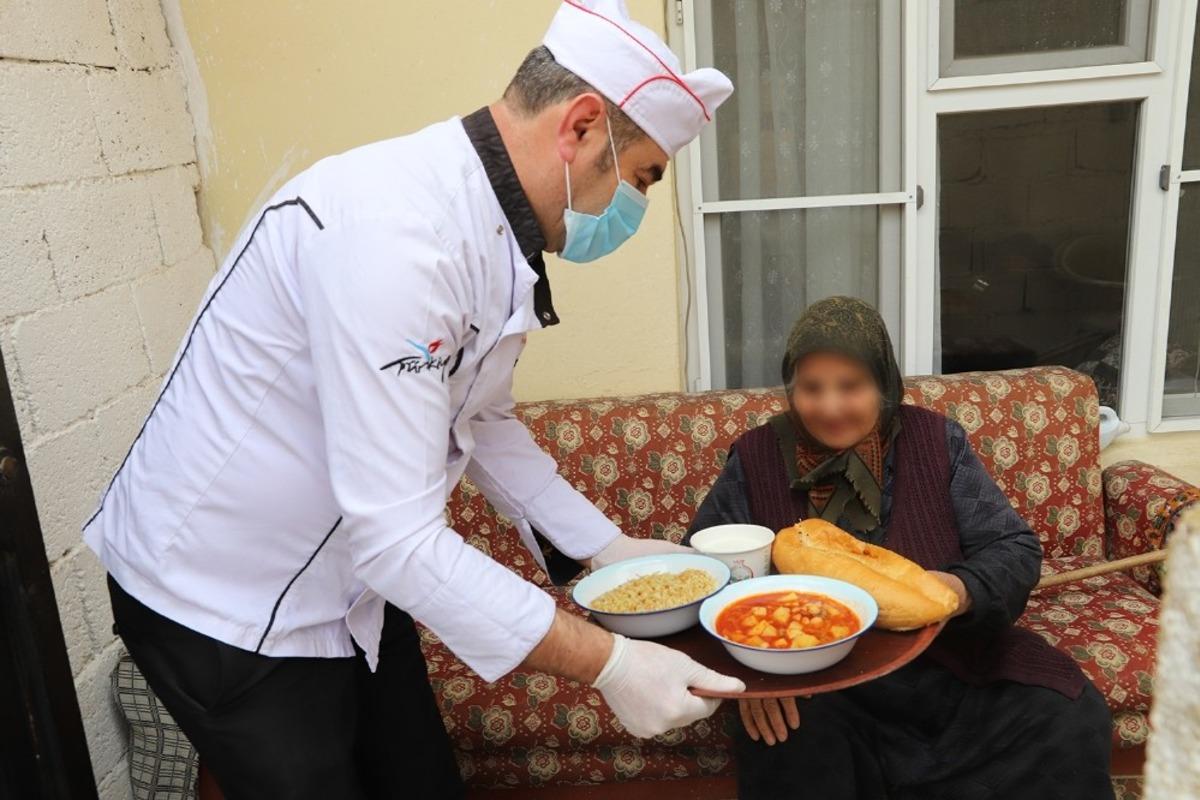 Oğuzeli&rsquo;nde sıcak yemek dağıtımları s&uuml;r&uuml;yor