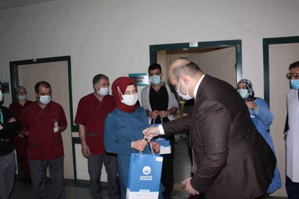 Sağlık personeline Başkan Orhan&rsquo;dan moral ziyareti