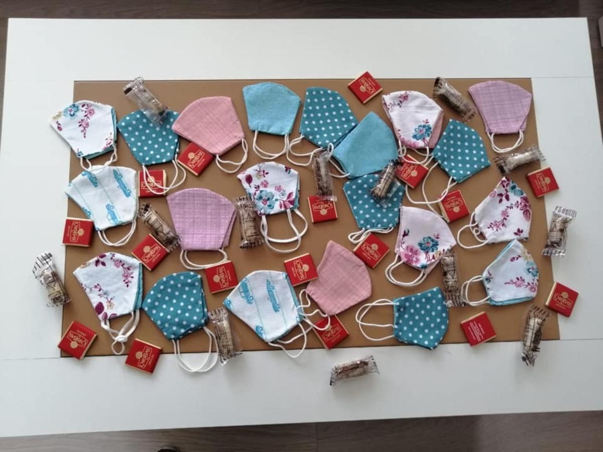 Karantina da kalan miniklere renkli maskeler hediye edildi