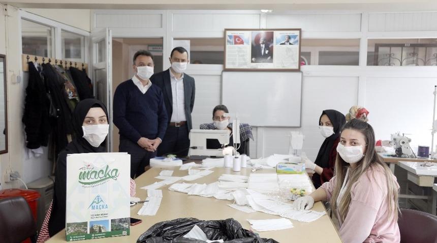 Başkan Koçhan’dan ilçe sakinlerine maskeli hediye paketi