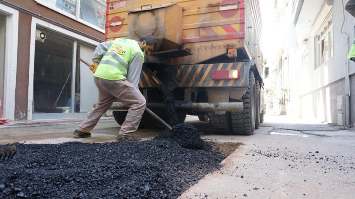İzmit Belediyesi&rsquo;nden bozulan yollara anında m&uuml;dahale