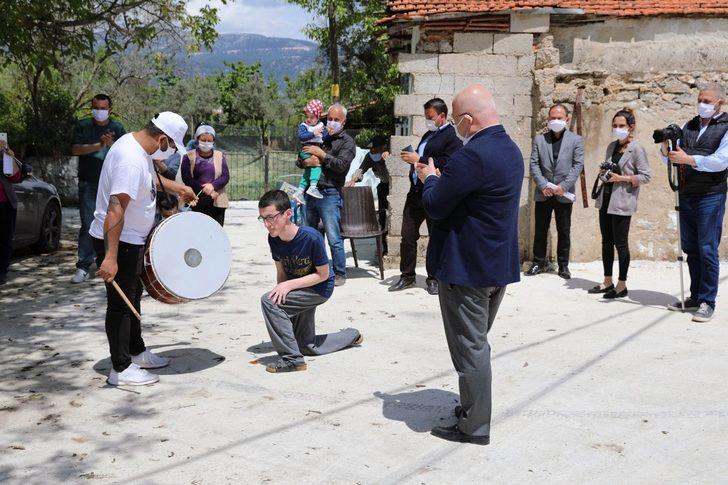 Başkan Gümüş’ten engelli gence davullu-zurnalı sürpriz G3