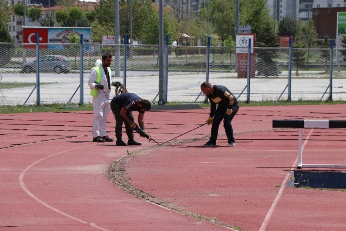 Gen&ccedil;lik ve Spor İl M&uuml;d&uuml;rl&uuml;ğ&uuml; tesislerinde bakım &ccedil;alışmaları s&uuml;r&uuml;yor