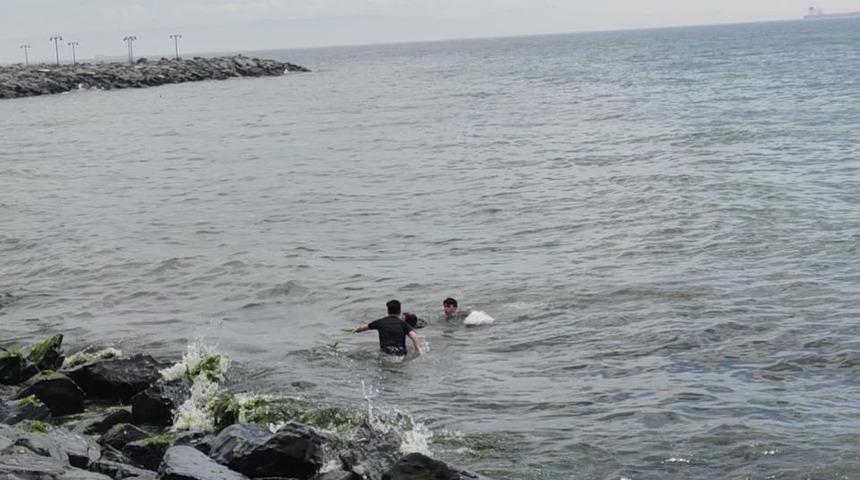 Bakırk&ouml;y'de hareketli dakikalar! Polis denize atlayarak intihar girişiminde bulunan kadını kurtardı