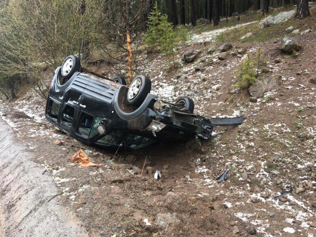 Sarıkamış&rsquo;ta takla atan aracın s&uuml;r&uuml;c&uuml;s&uuml; kazayı yara almadan atlattı