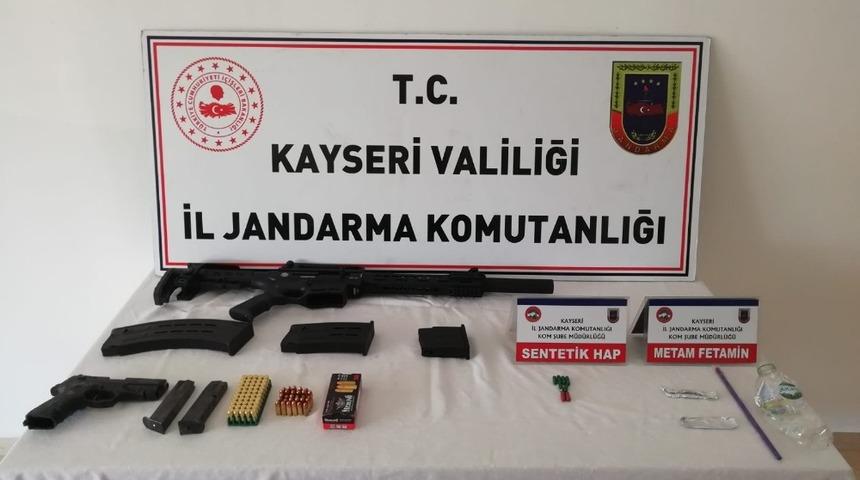 Kazaya karışan ara&ccedil;tan uyuşturucu ve silah &ccedil;ıktı