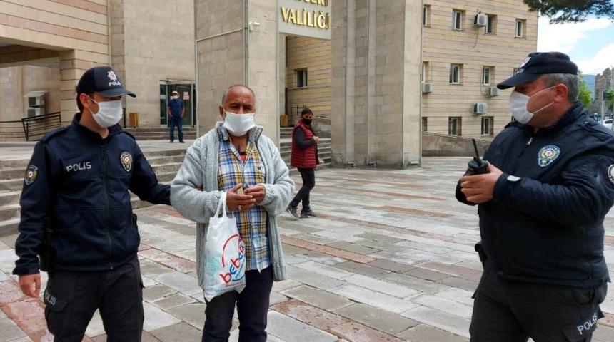 Kayseri Valiliği &ouml;n&uuml;nde &lsquo;İntihar&rsquo; ihbarı polis ekiplerini harekete ge&ccedil;irdi