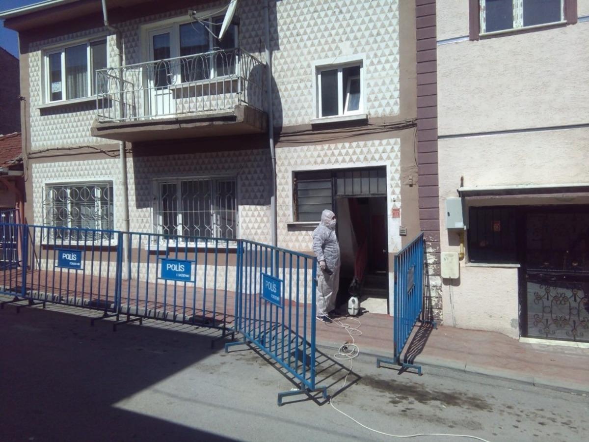 Odunpazarı Belediyesi karantina altındaki binaları her g&uuml;n dezenfekte ediyor