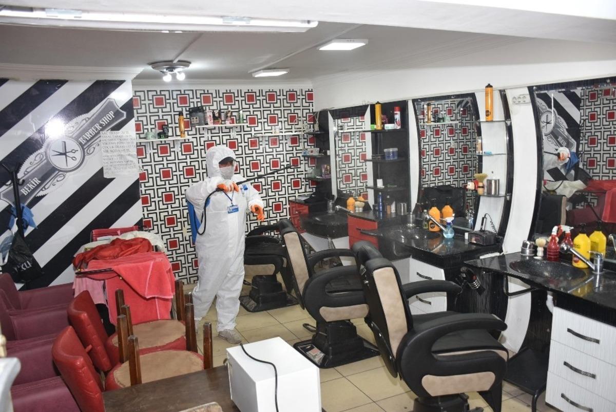 Şehzadeler il&ccedil;esinde 360 berber ve kuaf&ouml;r dezenfekte ediliyor