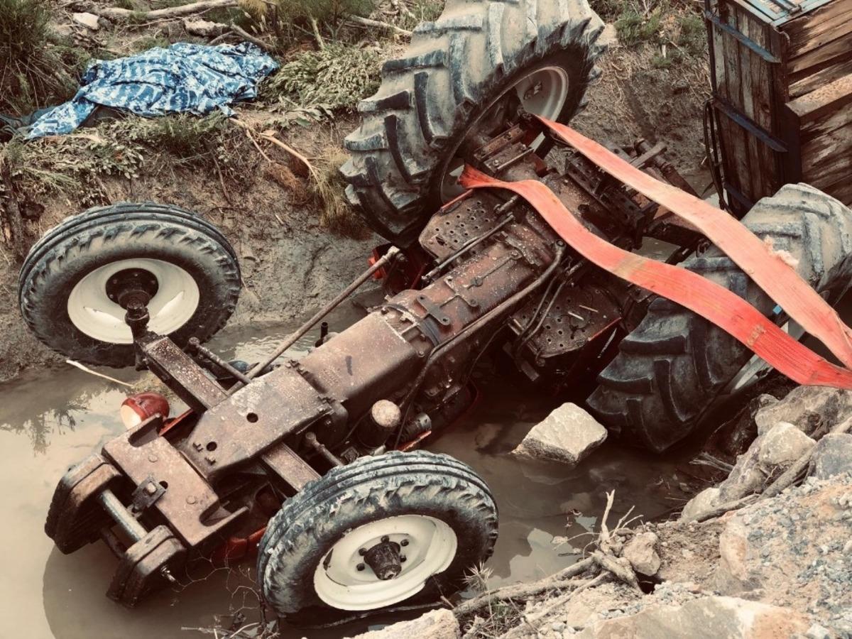 Ters d&ouml;nen trakt&ouml;r&uuml;n altında can verdi