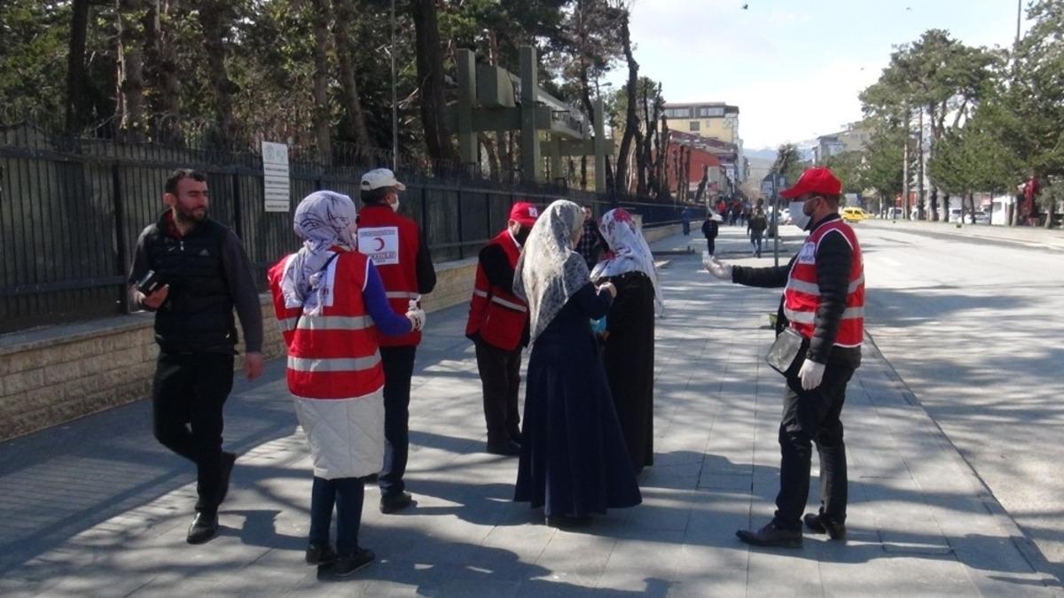 Kızılay g&ouml;n&uuml;ll&uuml;lerinden maske ve dezenfektan dağıtımı
