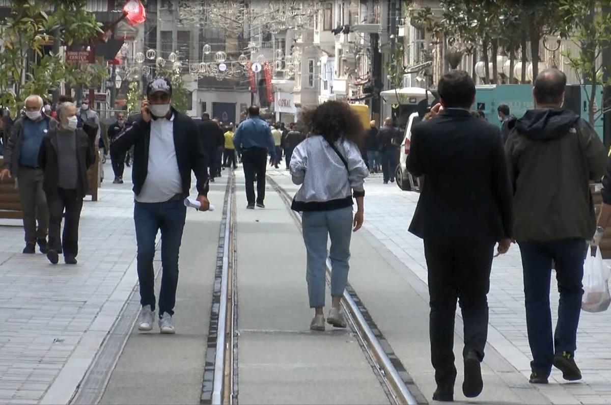 İstiklal Caddesi bug&uuml;n de kalabalık