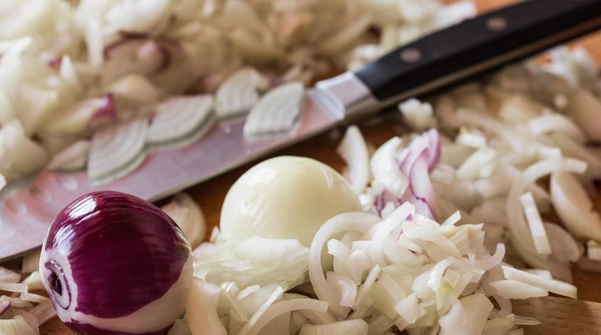 Mutfakta hayat kurtaran pratik bilgiler! Soğan doğrarken ağlamamak için...