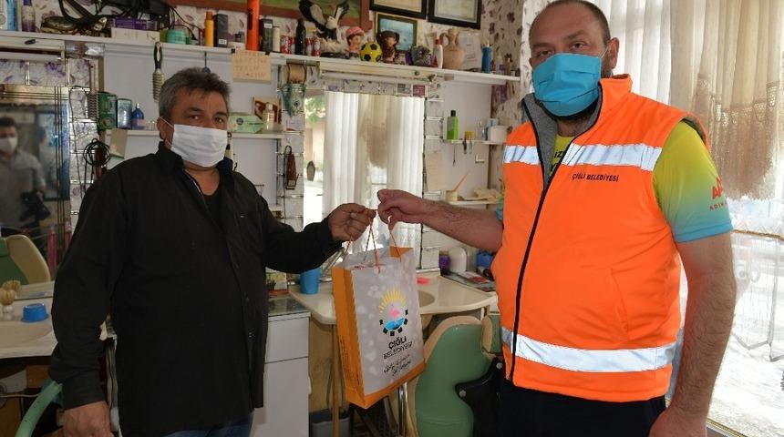 &Ccedil;iğli&rsquo;de berber ve kuaf&ouml;rlere hijyen setleri dağıtılmaya başlandı