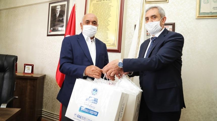 Battalgazi Belediyesi, fırıncı esnafına maske dağıttı