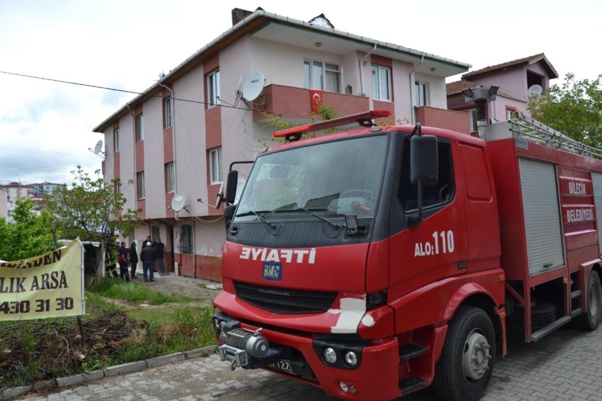 Apartman boşluğundaki &ccedil;&ouml;plerin tutuşması, talaşa neden oldu