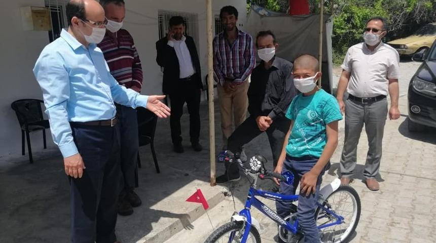 Kaymakam Kurtbeyoğlu’ndan minik Halil’e bisiklet sürprizi