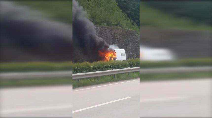 Giresun&rsquo;da hareket halindeki minib&uuml;s alev alev yandı