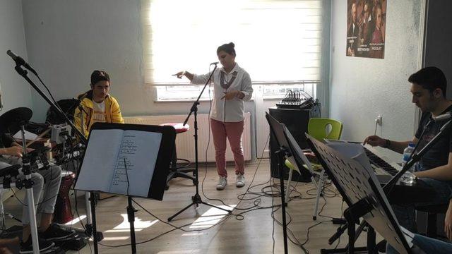 Lise öğrencileri pandemi süreciyle ilgili şarkı besteledi